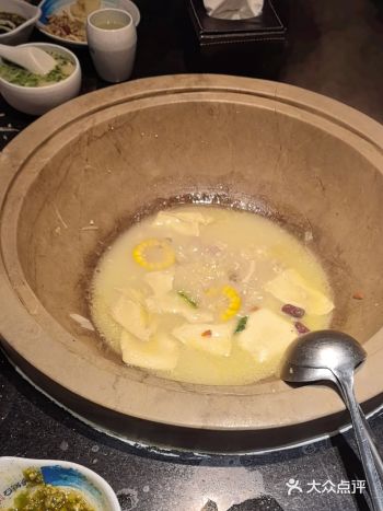 「渔珺石锅鱼(商英街店)」今天周六又和一家人来吃这家