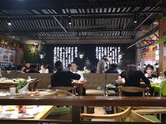大堂-洪氏嗨捞·广东猪肚鸡·椰子鸡火锅(西咸万象城店)