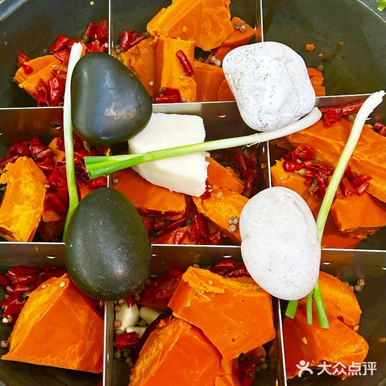 这才是杭州火锅该有的样子‼️把春天吃进嘴巴里......