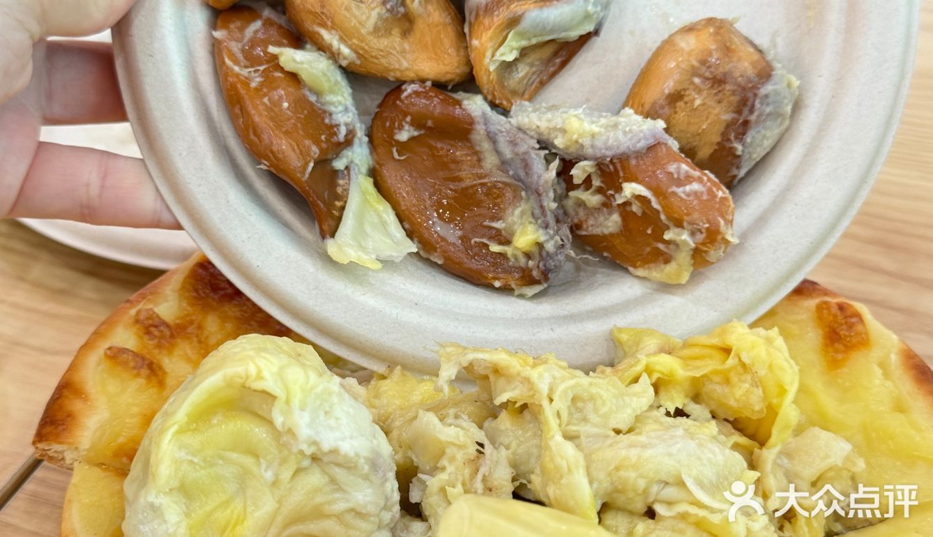 好吃到没空说话！全都在认真的炫榴莲！