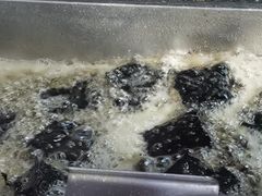 油炸沸腾中的臭豆腐-黑色经典臭豆腐·湖南特产(潇湘文化店)