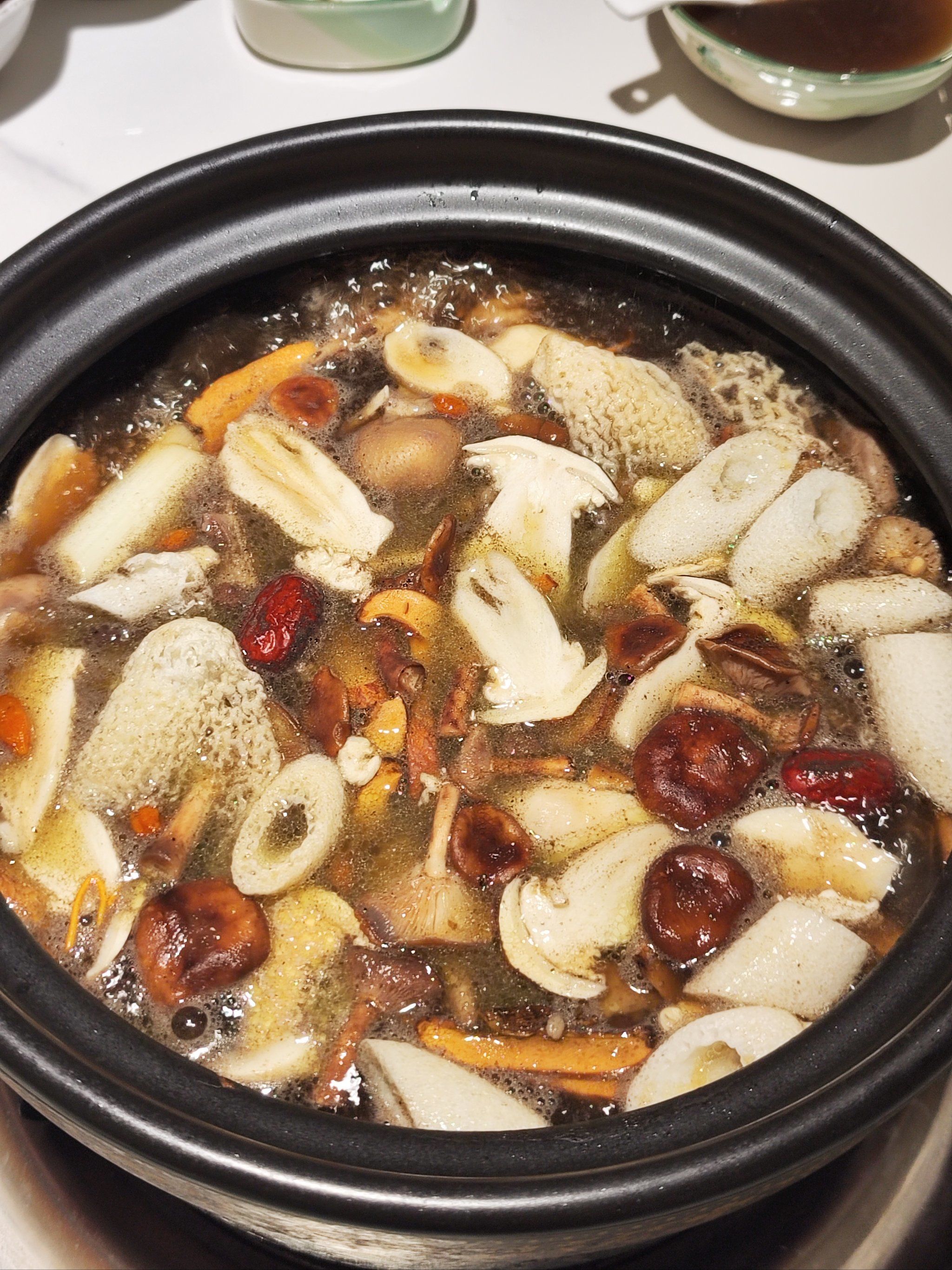 武陵山珍这家汤锅店还挺适合冬天吃的,整个菌汤锅很是养生,适合家庭