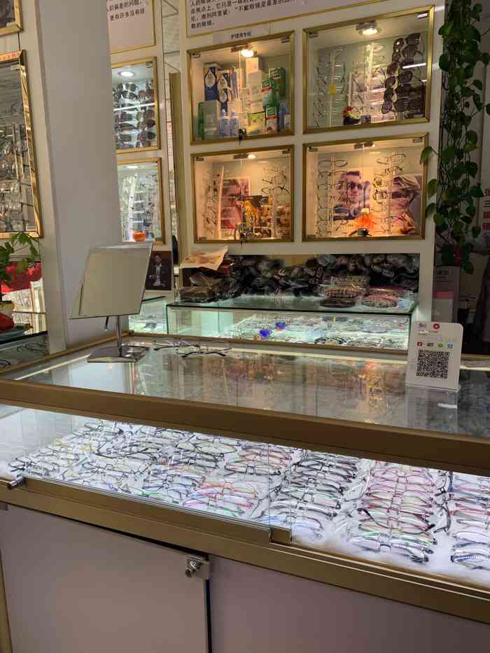 张三眼镜(回龙观店)-"店面不大,但验光设备齐备,服务态度好.旧.