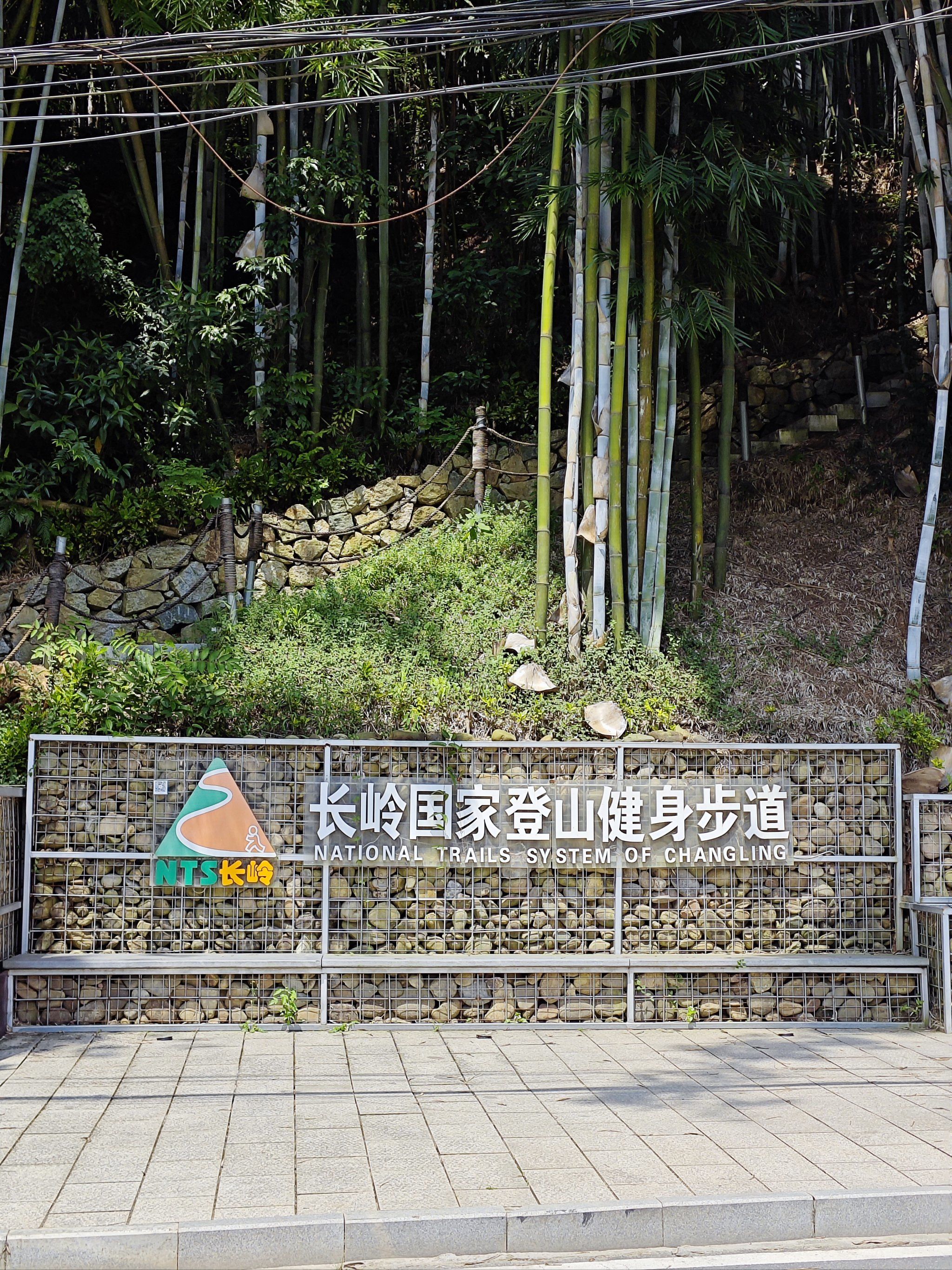 n沿路都是大步大步的没有栏杆的阶梯
非常不好走
路上没见到几