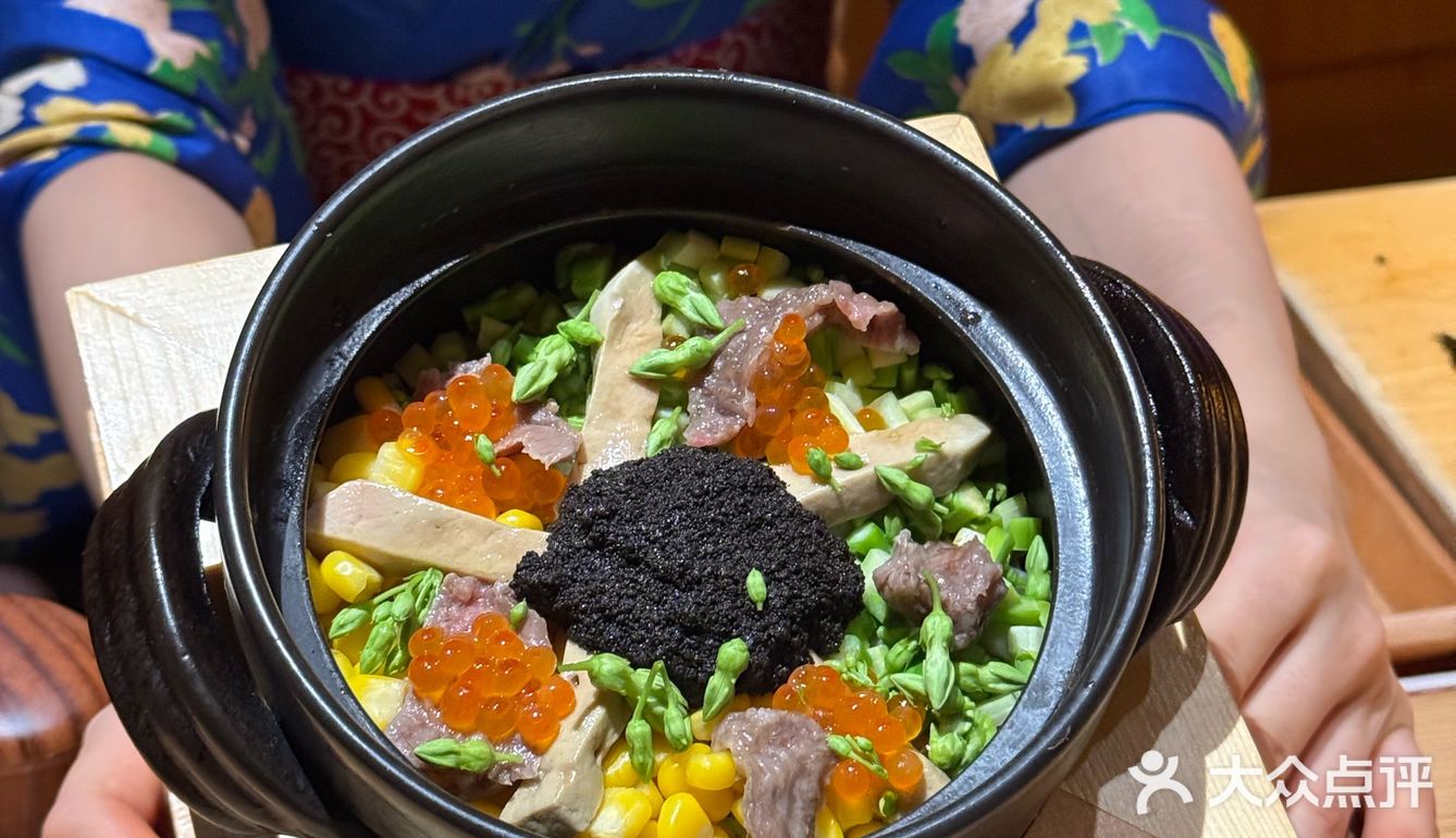 俩人吃的非常饱 食材很新鲜 菜式非常丰富 服务没得说