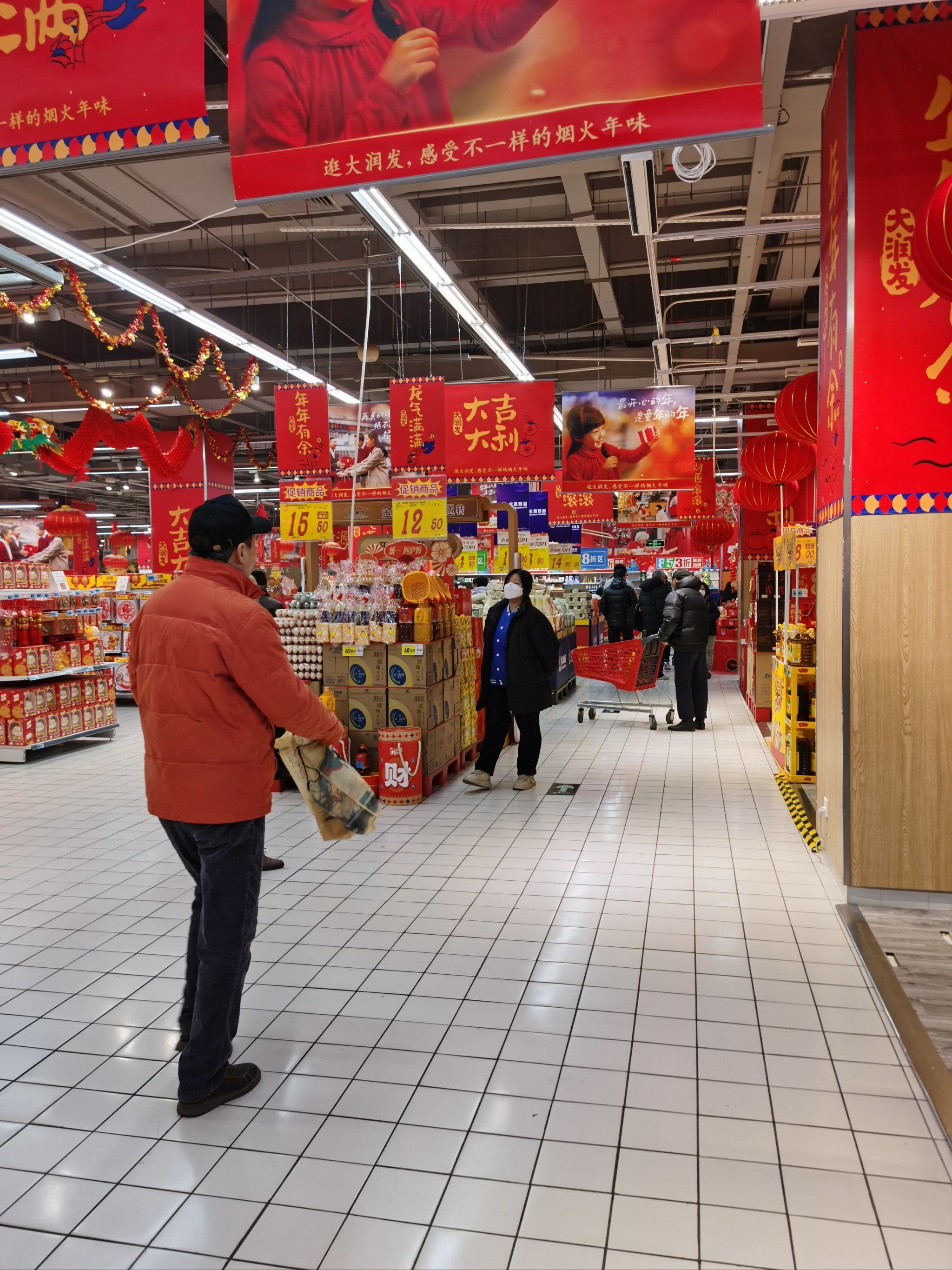 春节前的大润发长阳店