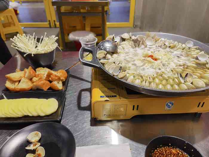 在萝岗万达广场外面的美食街,工作日中午去的,人比较少,价格不算便宜