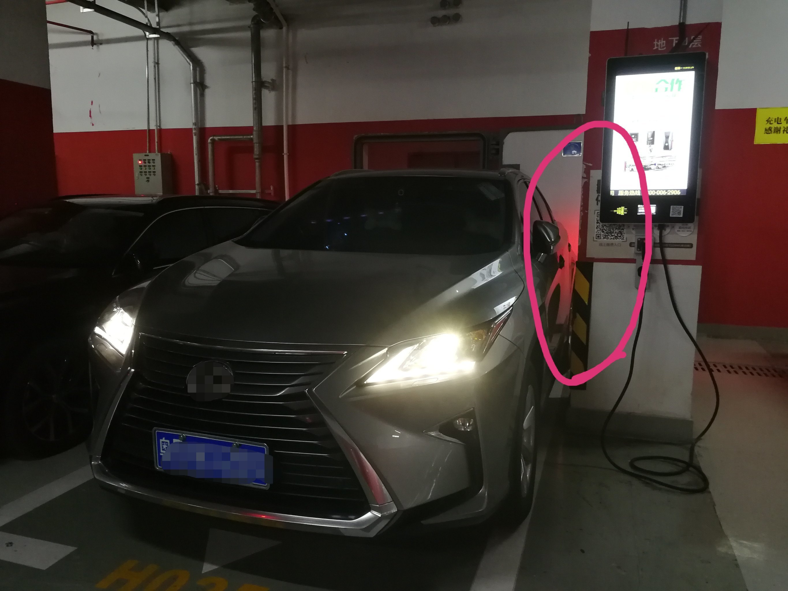 这个停车场车位划得太小了.卓悦汇来过多