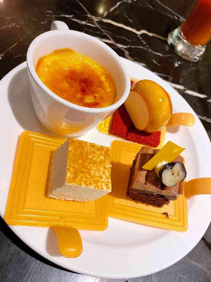 半岛翡丽海鲜自助餐厅-"打卡半岛翡丽 一坐下来每位都有一份鱼翅.