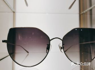 石人工眼镜是博士眼镜集团旗下品牌，一个全新的潮流品牌