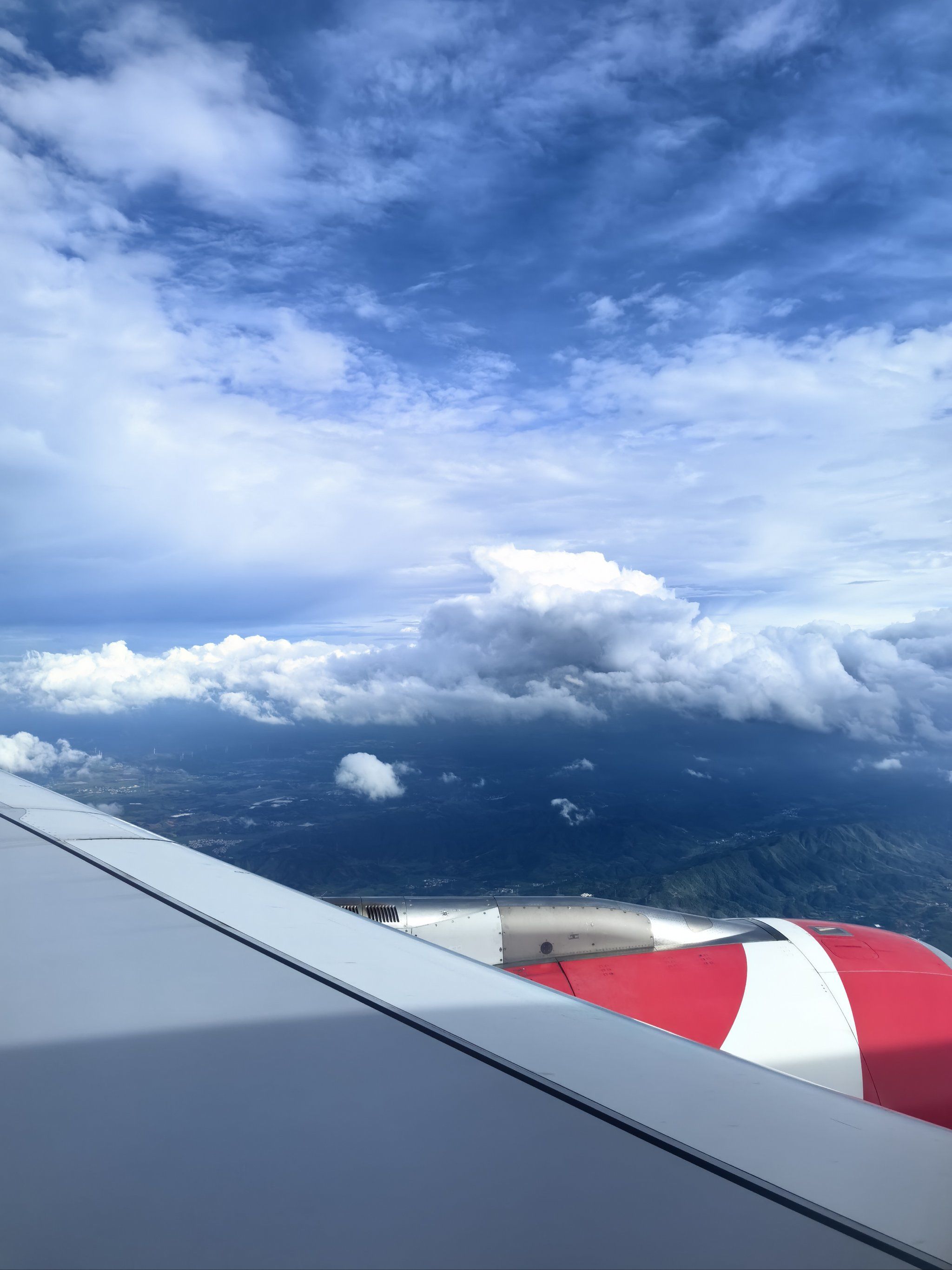 在飞机上遥望蓝天