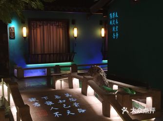 这次趁工作日休息，带家里人来尝尝。菜色和摆盘都很不错