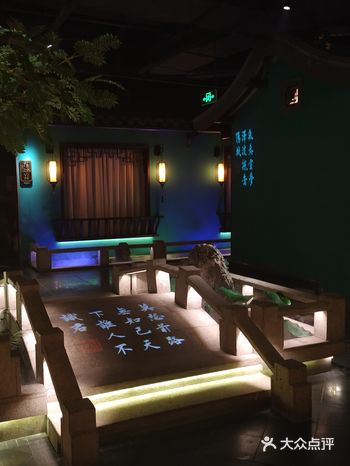 这次趁工作日休息，带家里人来尝尝。菜色和摆盘都很不错