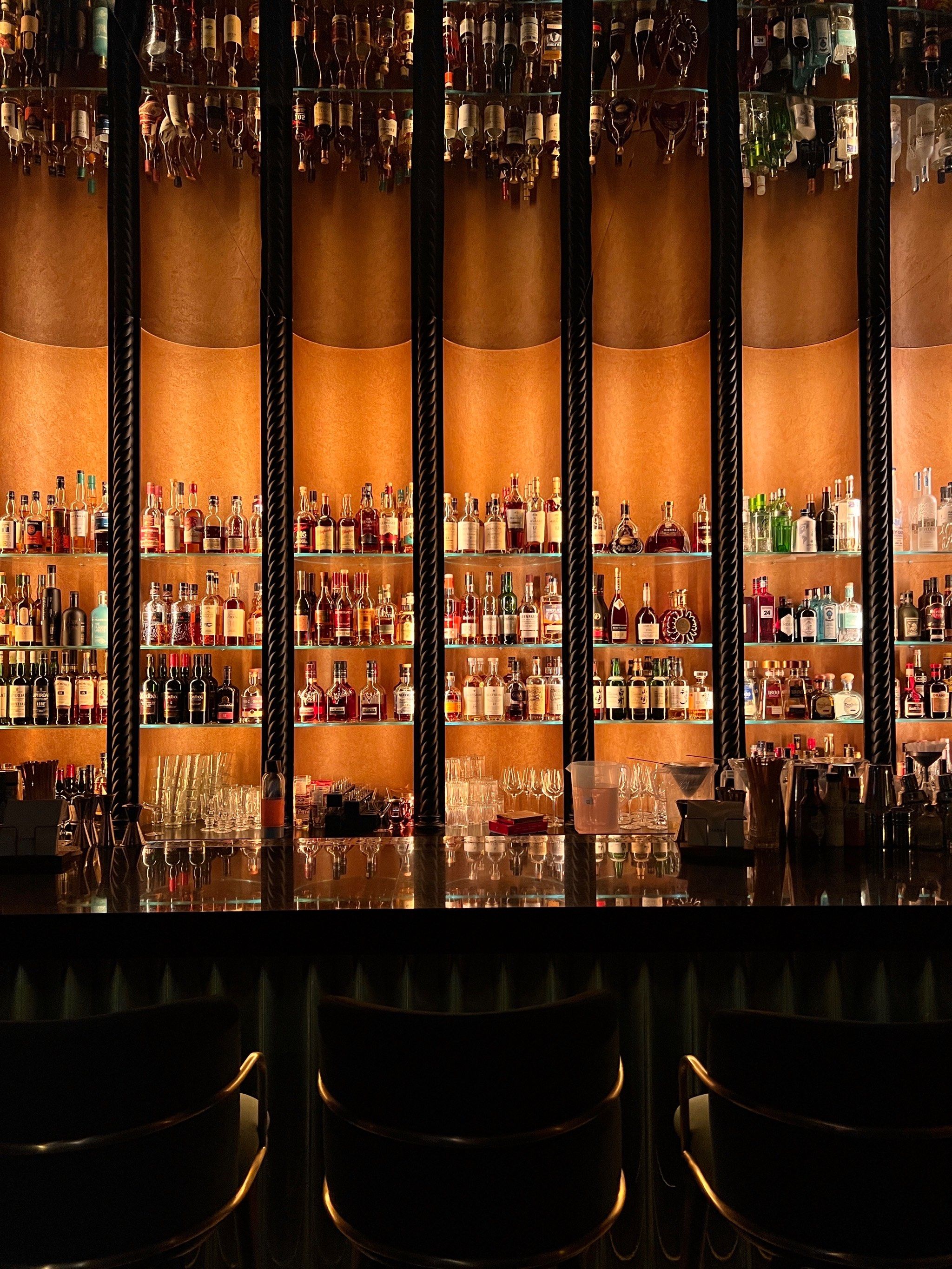 酒吧carter,没有醒目的招牌,门口很容易忽略,就开在卡德大楼内,装修以