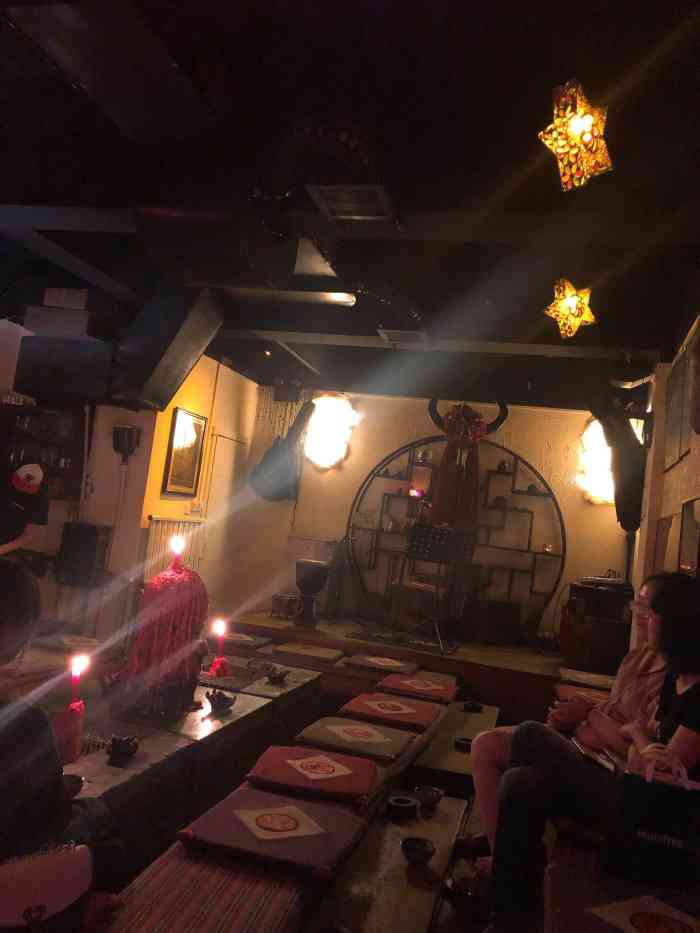 那是丽江火塘酒吧-"地方还是挺好找的,顺城巷,南门里一直往里.