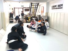 -菠萝格斗巴西柔术训练馆
