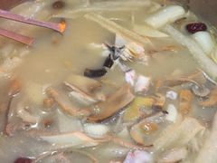 -山珍王国·云南野生菌石锅鱼
