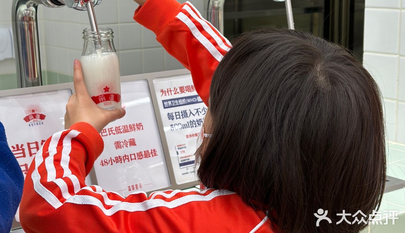 东四这家面包房超级火爆，都是来他家买面包，打牛奶的