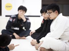 -菠萝格斗巴西柔术训练馆