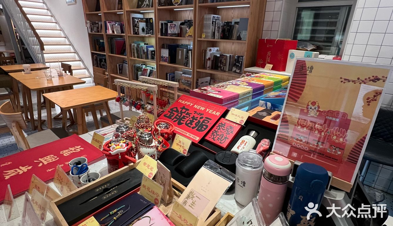 这里的咖啡店作为玉佛寺的咖啡店还是蛮有特色的
