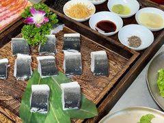 -围炉肉舍•炭烤活鳗•丹东海鲜烤肉(步行街店)