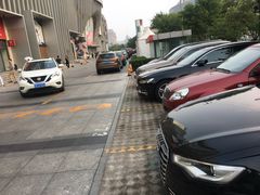 -枫蓝国际购物中心-地面停车场