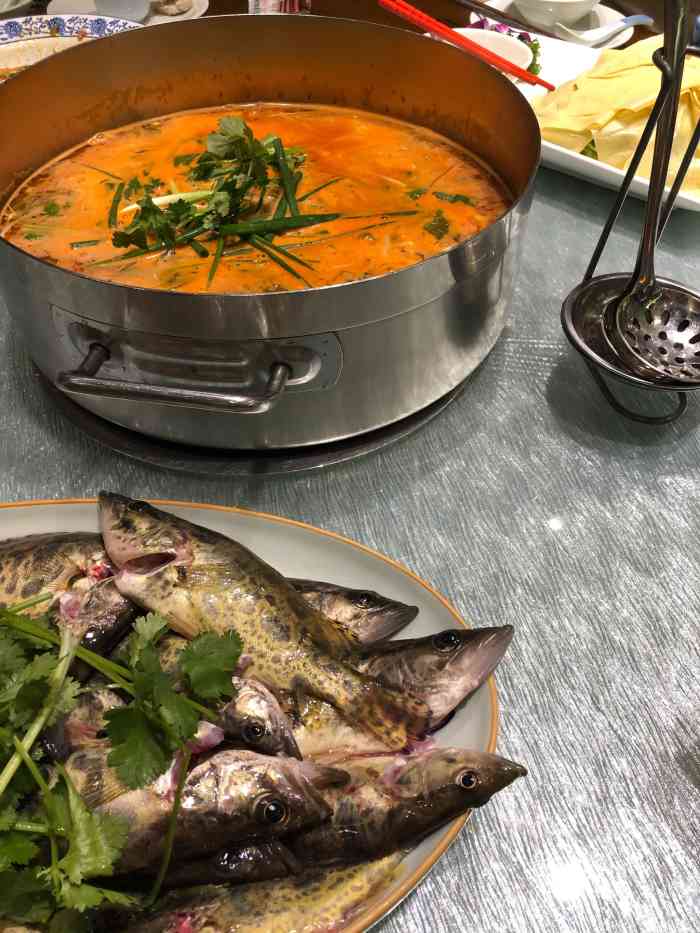 银项圈酒楼-"今天朋友请客,过来用餐.给人的风格不错,.