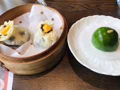 咸蛋黄乌米烧麦-佬泰丰斋· 乌镇茶食餐厅