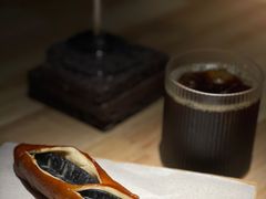 碱水墨鱼肠-天井·丑面包搭咖啡