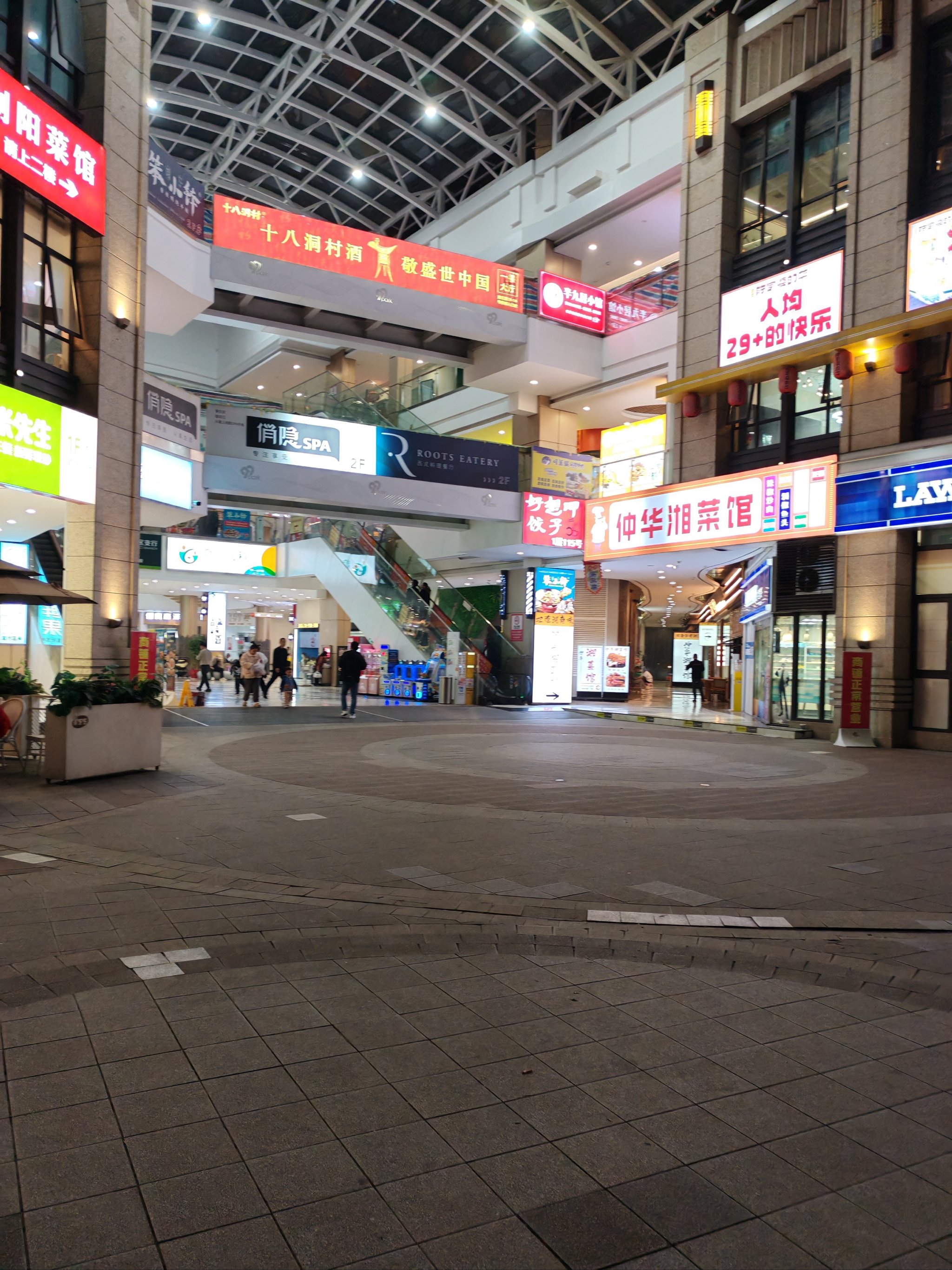 商业街的热闹时光
