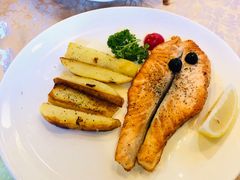 扒三文鱼排配香煎土豆角-老井俄式餐厅