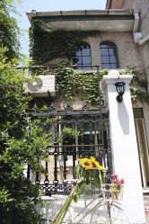 -Flora婚纱礼服定制租赁店