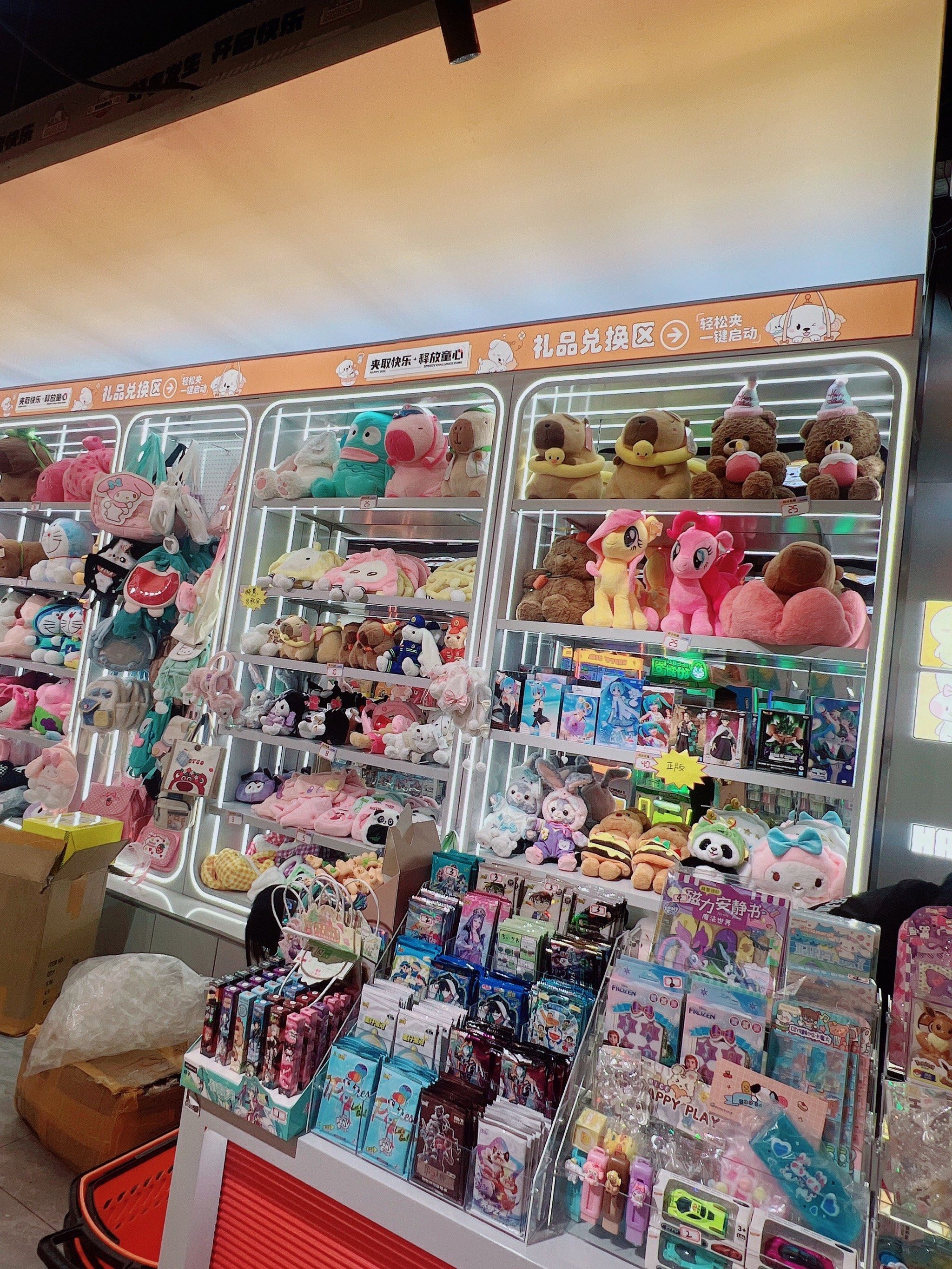 巨大娃娃背景墙