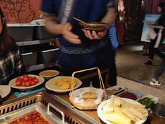 -老牌坊云南鱼豆花火锅(哈西万达店)