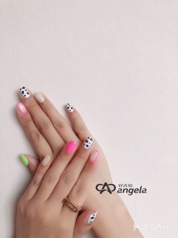 五彩缤纷的夏天，做一双五彩的荧光色指甲，让你的心情悸