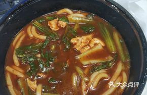 Sauce-Flavored Chicken and Bok Choy Fried Rice Noodles