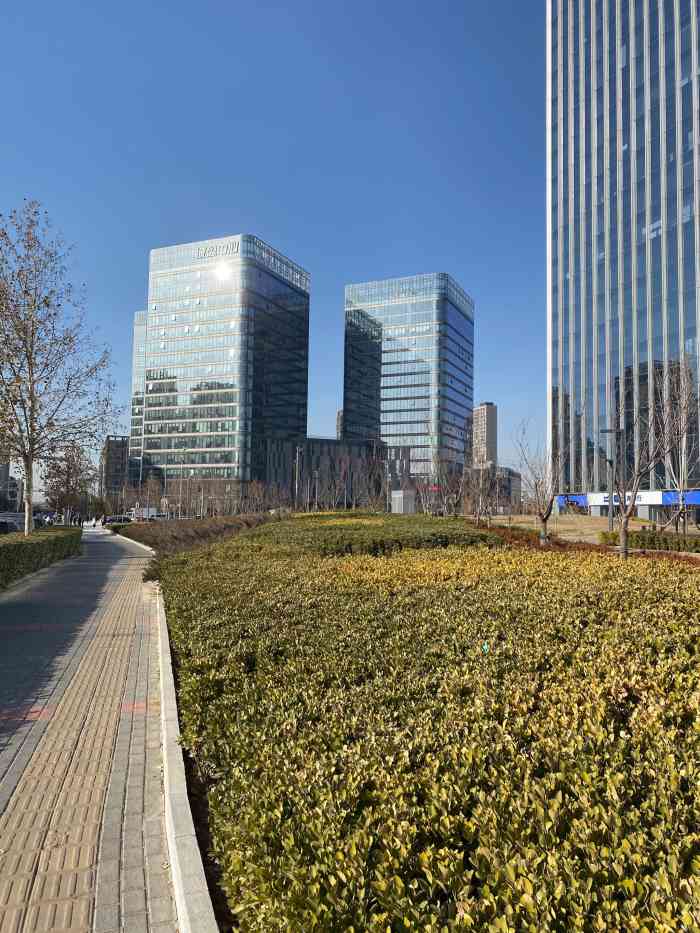 屈臣氏(望京诚盈中心店)-"在大厦的负一层,疫情期间只能有一个门开放.