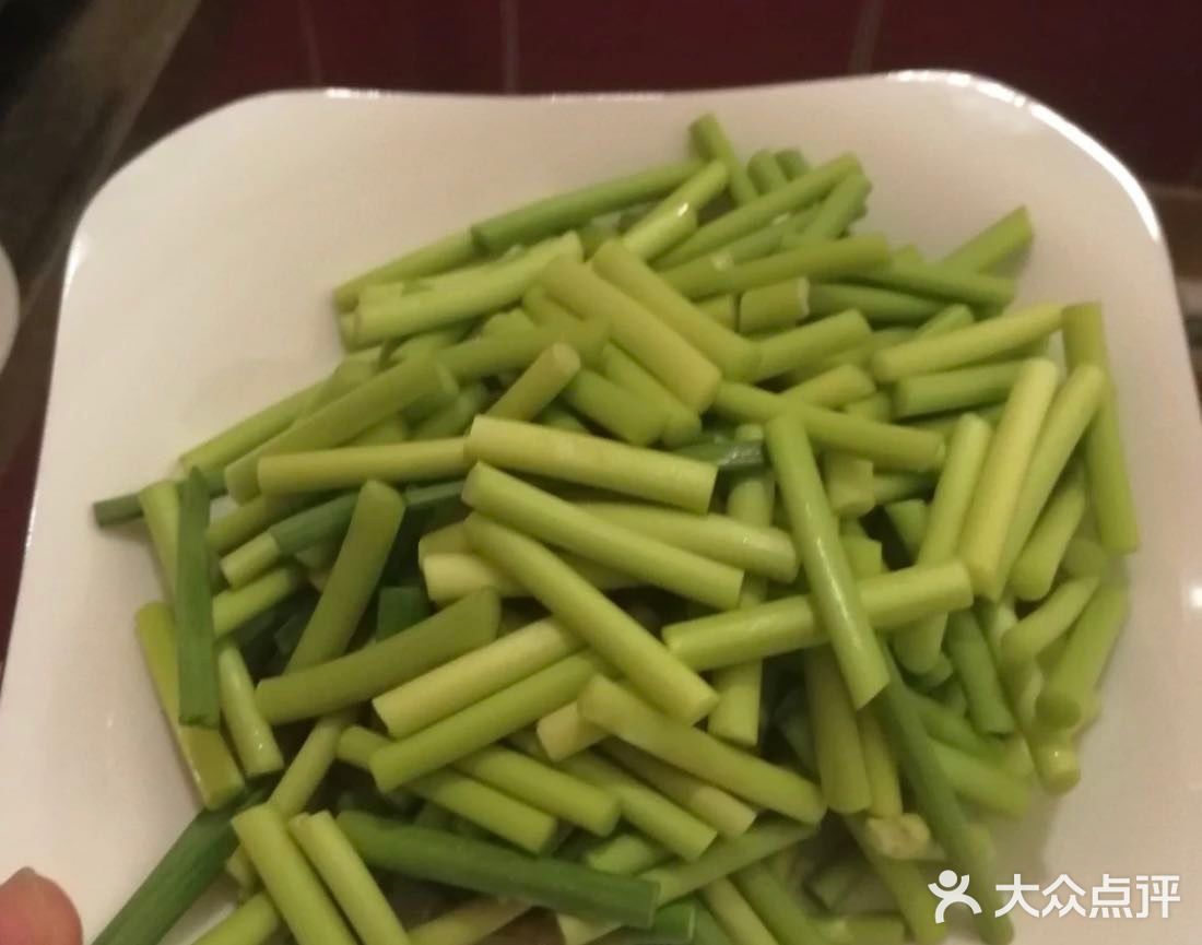 蒜苔炒肉是我的最喜欢的，简单快手而且好吃，懒人必备的菜品，