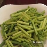 蒜苔炒肉是我的最喜欢的，简单快手而且好吃，懒人必备的菜品，