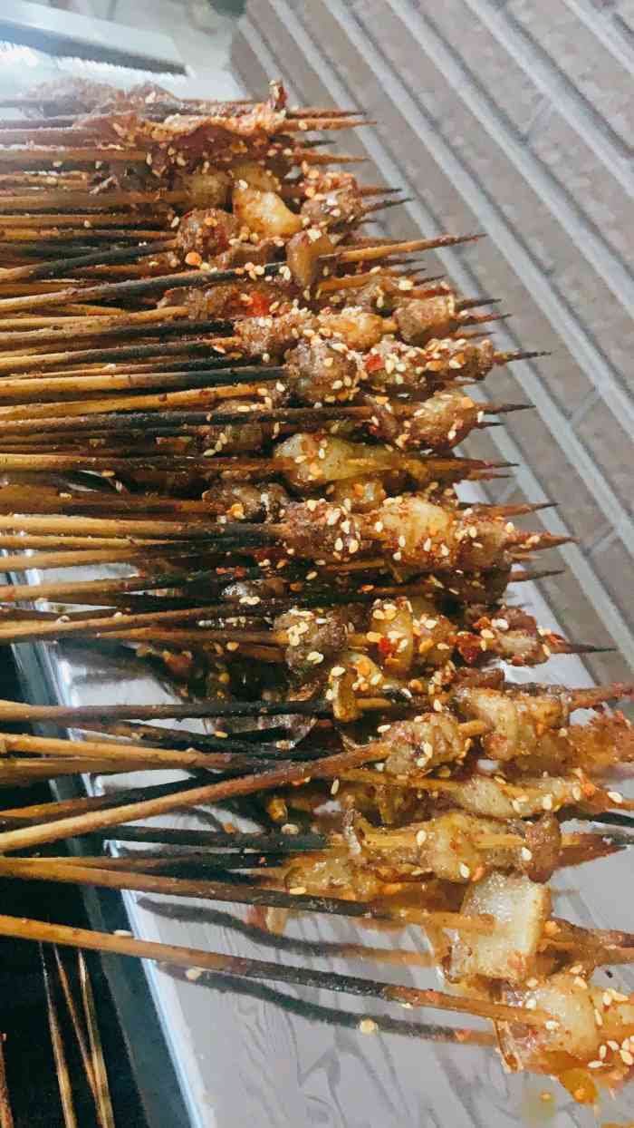 昭通小肉串幸福世家店-"才开的新店,比较干净.客人不是太多,上菜.