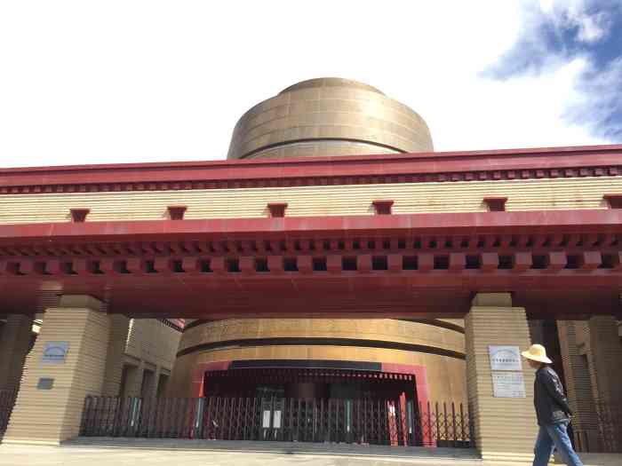 玉树州博物馆-"[交通]就在格萨尔王广场对面,很大很气派.