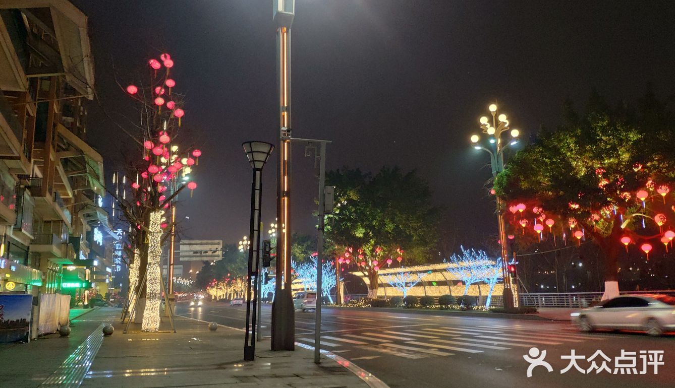 大晚上出来吃宵夜，吃饱喝足