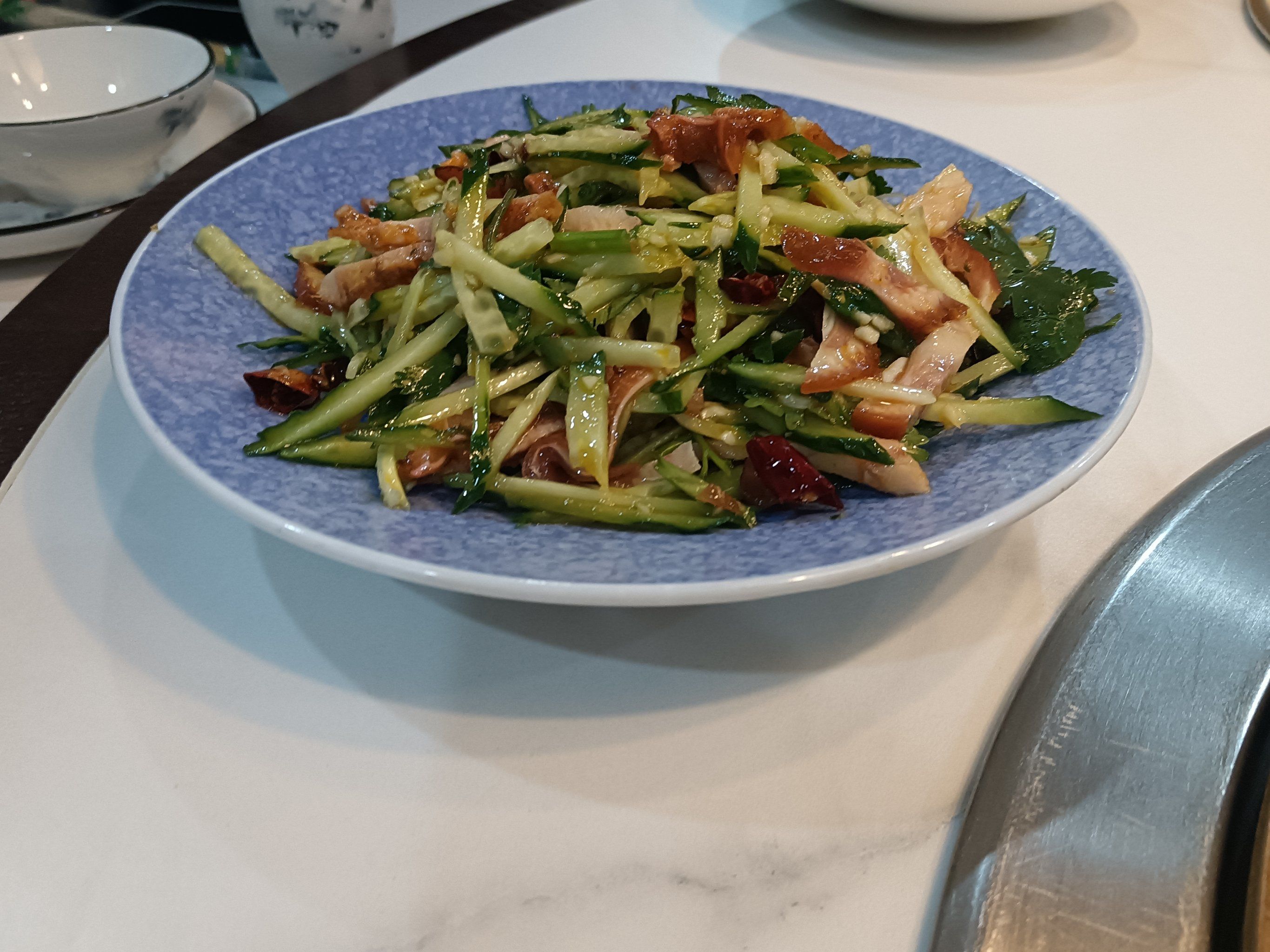 正宗东北风味:巧媳妇菜馆的铁锅炖以其正宗