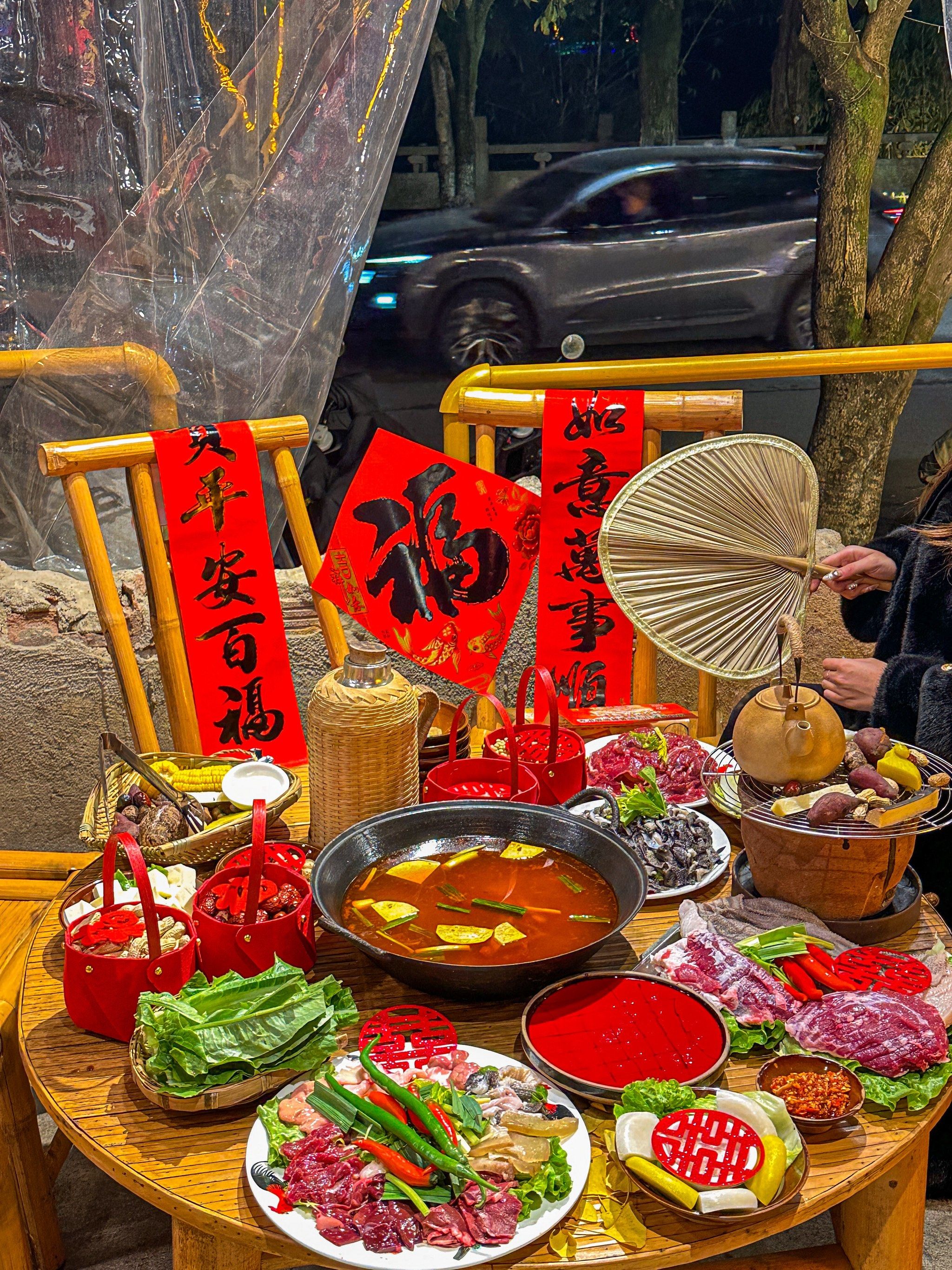 n冬天的围炉煮茶是茶余饭后的消遣,温暖且惬意
尤其烤得拉丝的