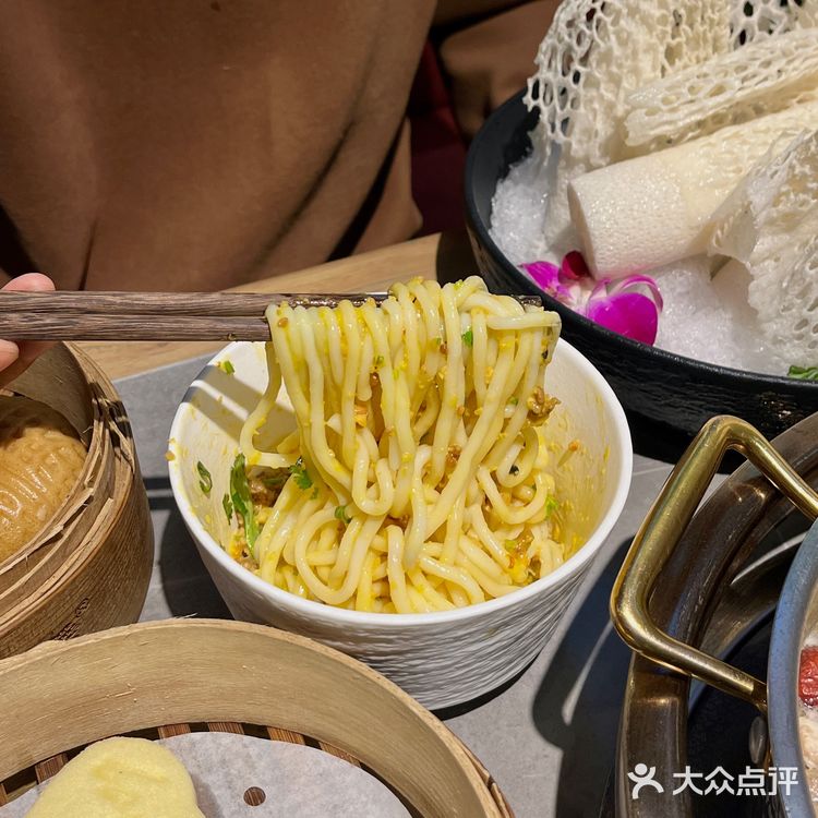 锅底是海南椰青打底茶点免费不限量，我直接爱了！