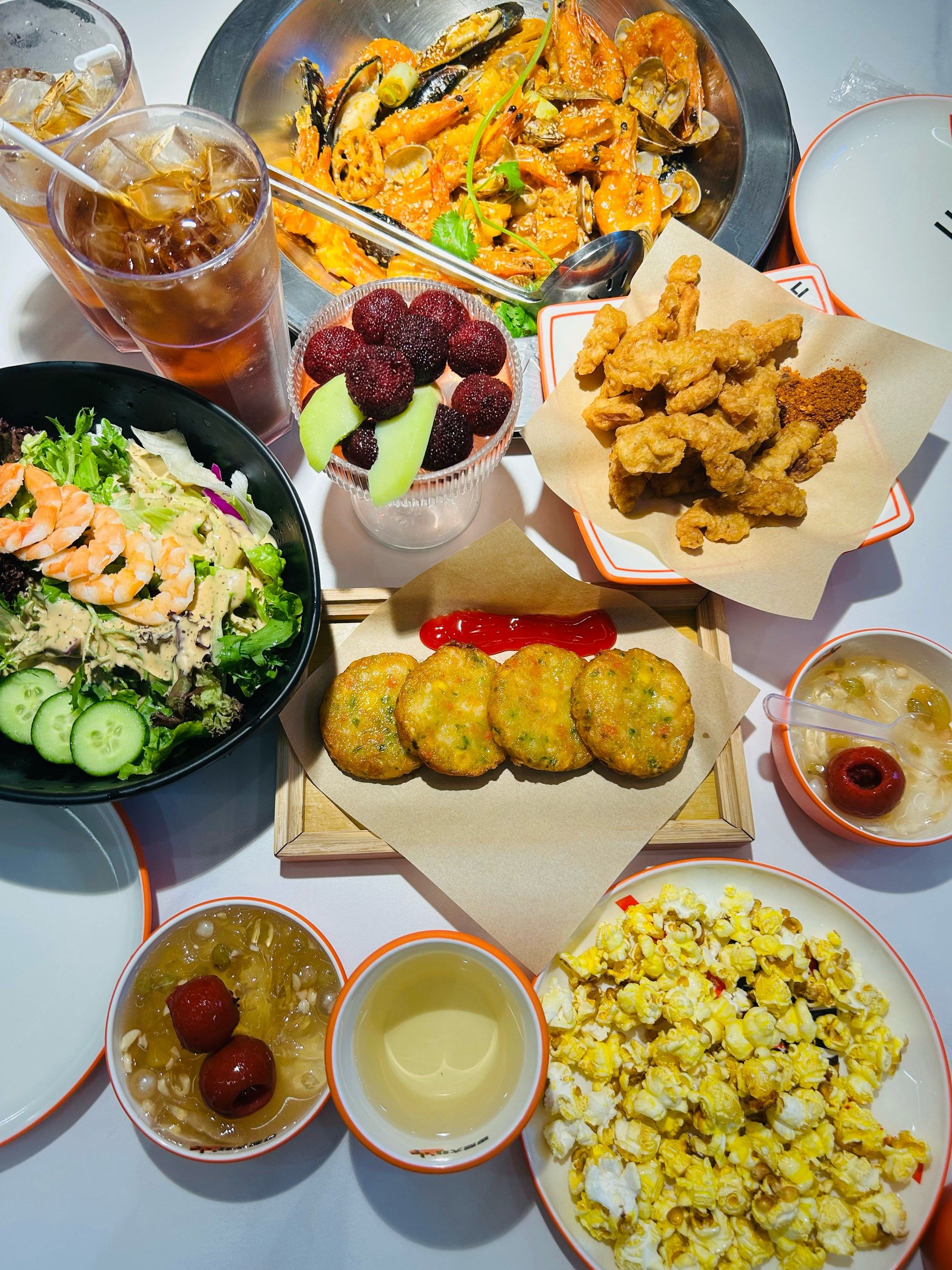干锅大虾真的好好吃好入味,油滋滋的,炸虾饼和小酥肉也好吃的,即使是