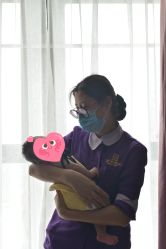 点击看大图 护士阿姨抱宝宝-爱悦月子中心·时光(武侯店)