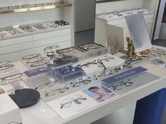 -视野联行眼镜•蔡司•依视路(温江店)