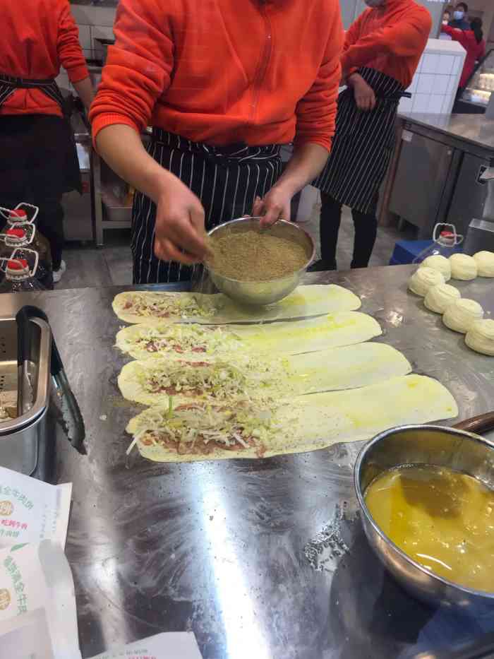 04凱德西城負一樓新開的一家牛肉酥餅小吃店06很多人排隊估計味道