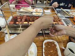 -哈尔滨小酒馆·鲜肉现穿自助烧烤(康新花园店)